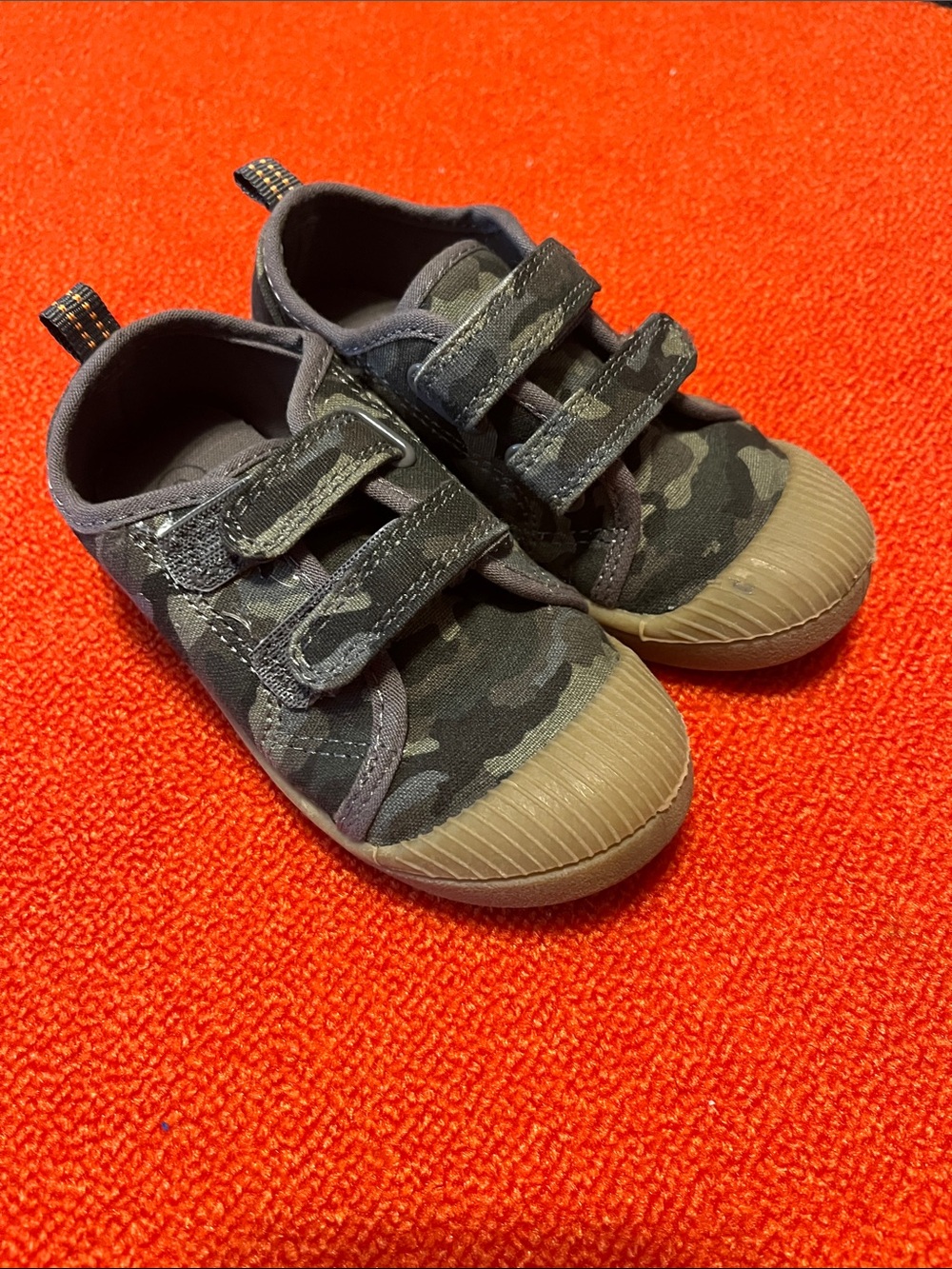 Cat & Jack Toddler Boy Velcro Shoes
Size 9, Camo